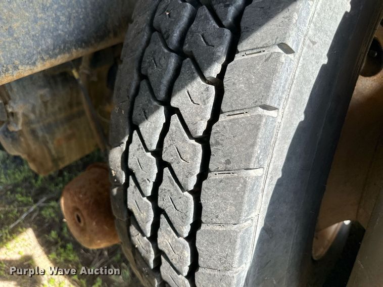 image for item JD9102 1999 International 5500  ready mix truck