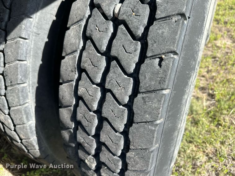 image for item JD9102 1999 International 5500  ready mix truck