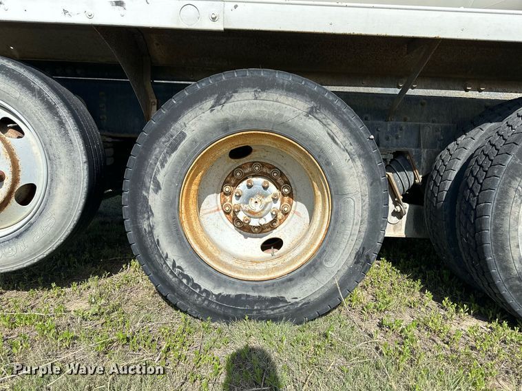 image for item JD9102 1999 International 5500  ready mix truck