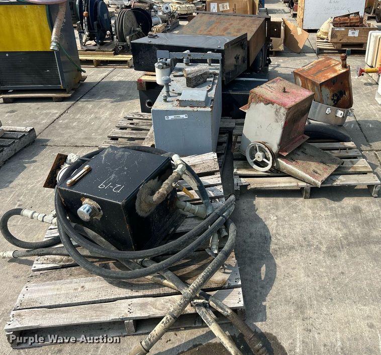 image for item MC9943 (10) hydraulic tanks