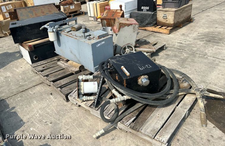 image for item MC9943 (10) hydraulic tanks