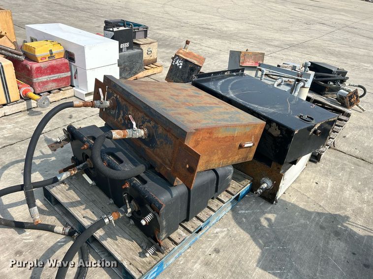 image for item MC9943 (10) hydraulic tanks