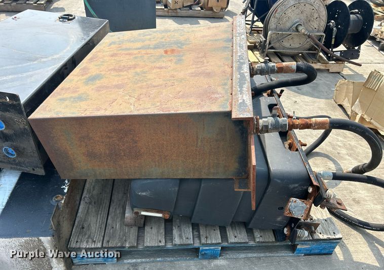 image for item MC9943 (10) hydraulic tanks