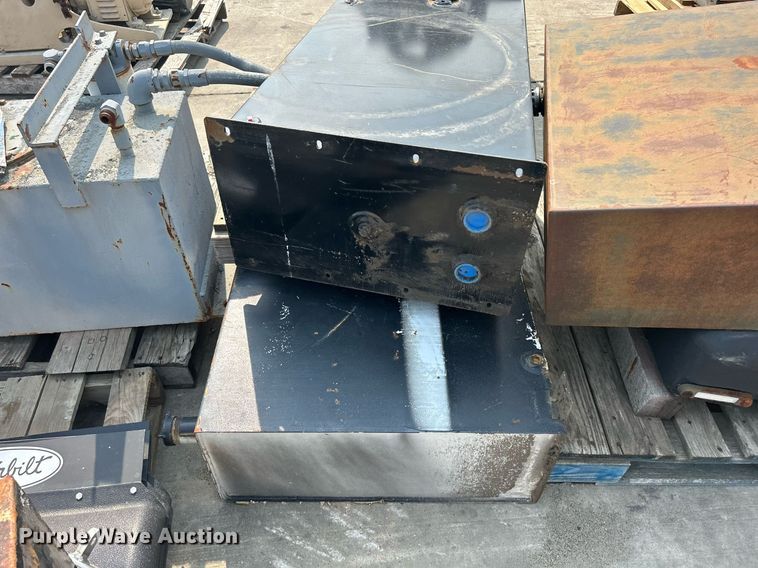 image for item MC9943 (10) hydraulic tanks