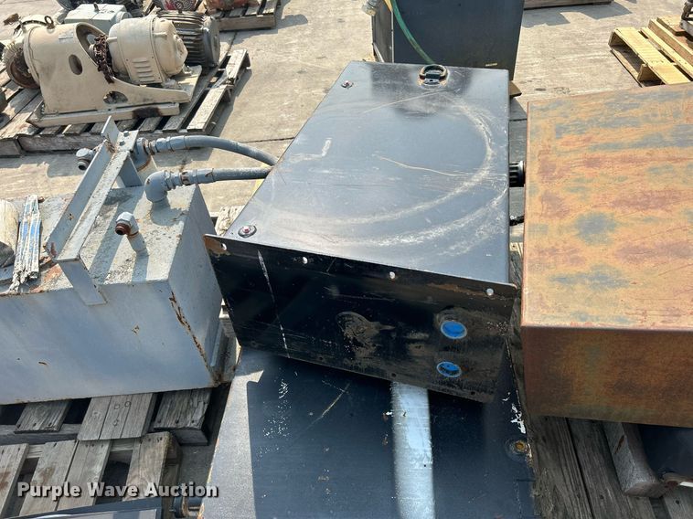 image for item MC9943 (10) hydraulic tanks