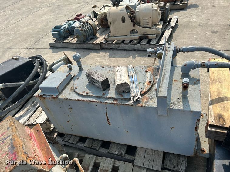 image for item MC9943 (10) hydraulic tanks