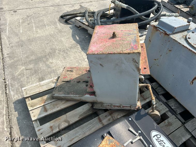 image for item MC9943 (10) hydraulic tanks