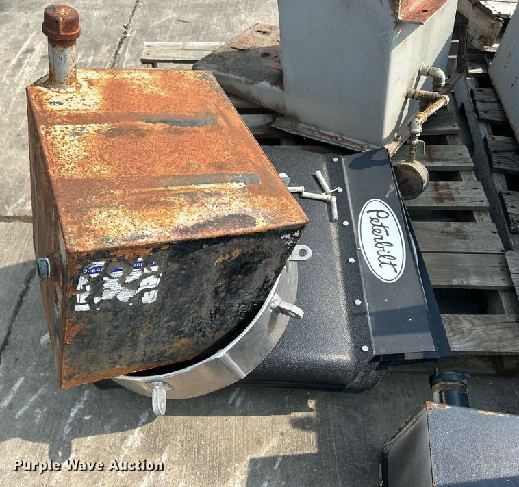 image for item MC9943 (10) hydraulic tanks