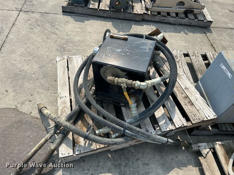 image for item MC9943 (10) hydraulic tanks