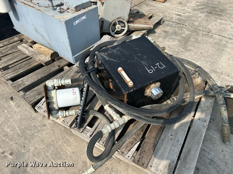 image for item MC9943 (10) hydraulic tanks