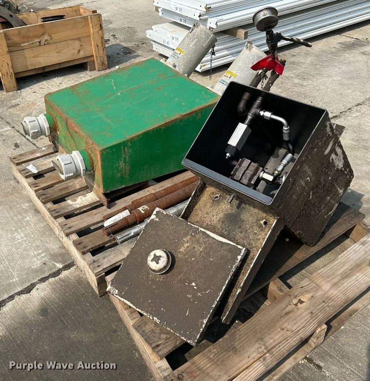 image for item MC9943 (10) hydraulic tanks