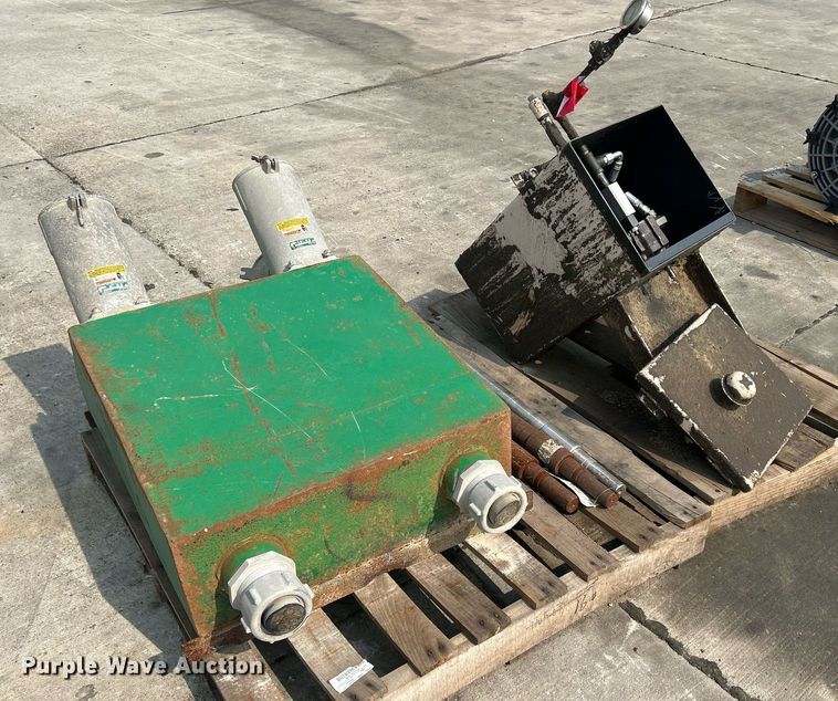 image for item MC9943 (10) hydraulic tanks