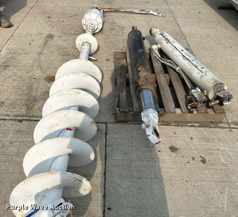 image for item MC9968 Auger