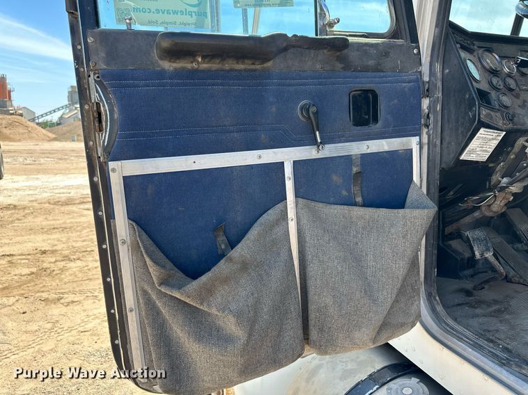 image for item NY9037 1996 Peterbilt  semi truck