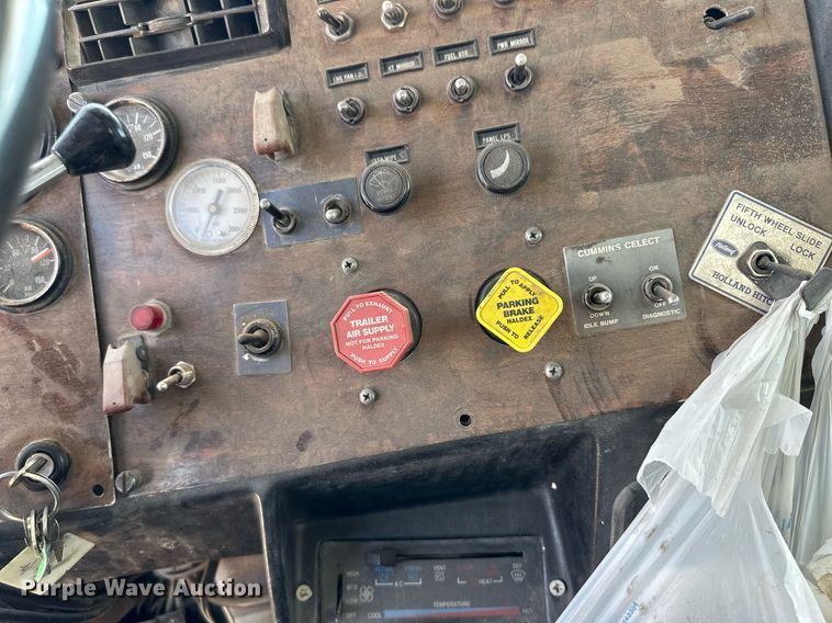 image for item NY9037 1996 Peterbilt  semi truck