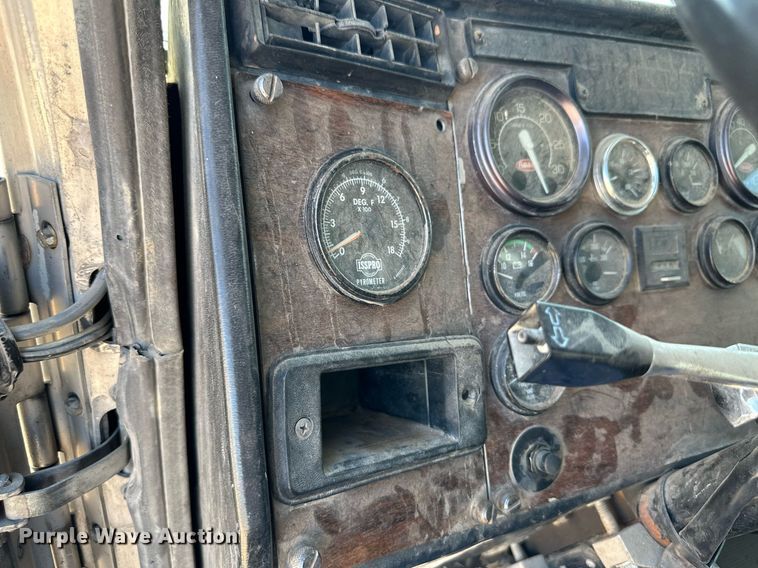 image for item NY9037 1996 Peterbilt  semi truck