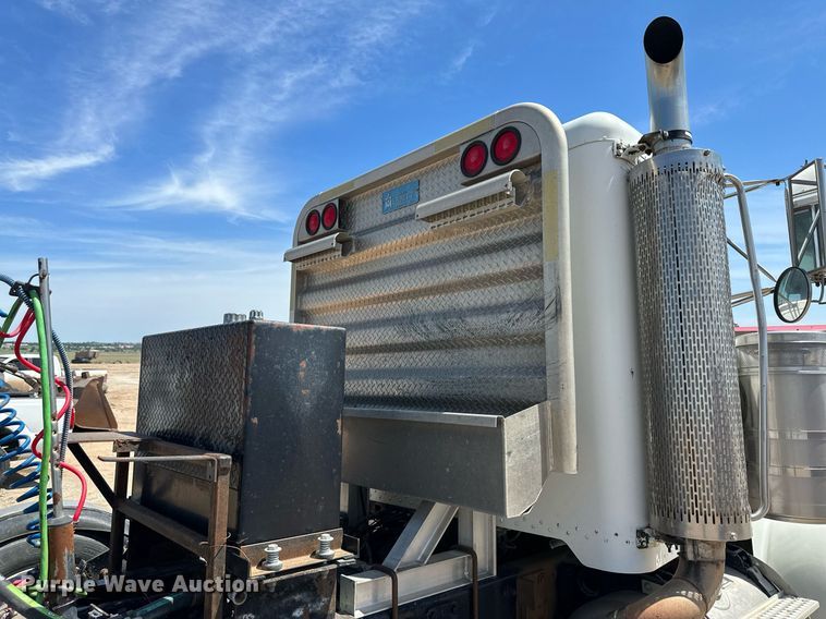 image for item NY9037 1996 Peterbilt  semi truck