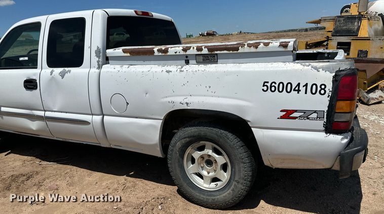 image for item NY9042 2004 GMC Sierra 1500  Ext. Cab pickup truck