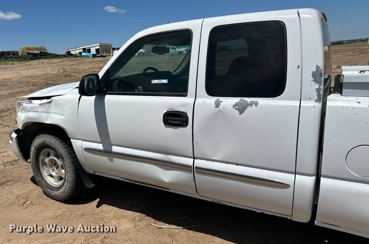 image for item NY9042 2004 GMC Sierra 1500  Ext. Cab pickup truck