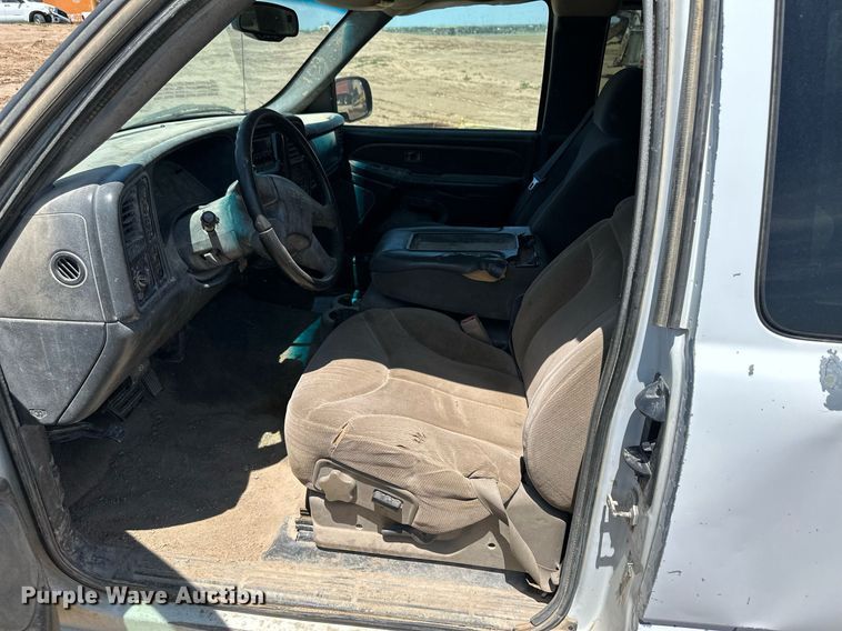 image for item NY9042 2004 GMC Sierra 1500  Ext. Cab pickup truck