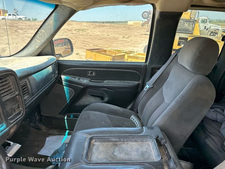 image for item NY9042 2004 GMC Sierra 1500  Ext. Cab pickup truck