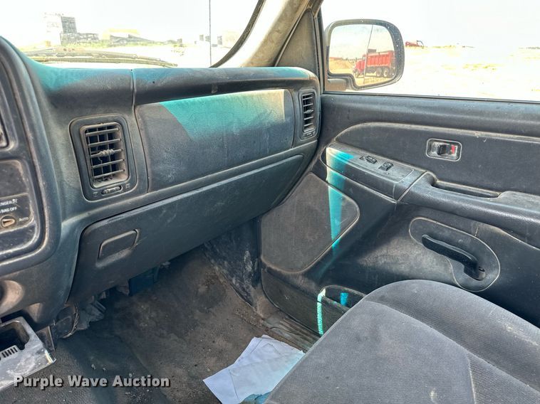 image for item NY9042 2004 GMC Sierra 1500  Ext. Cab pickup truck