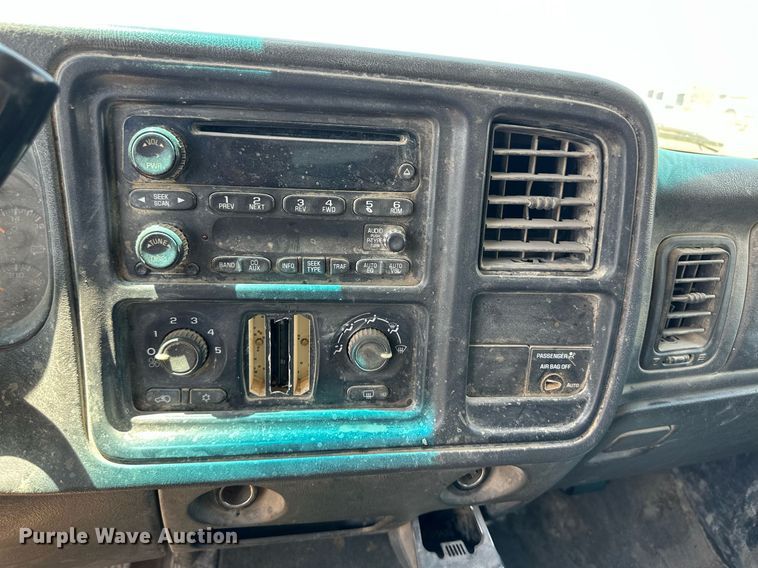 image for item NY9042 2004 GMC Sierra 1500  Ext. Cab pickup truck