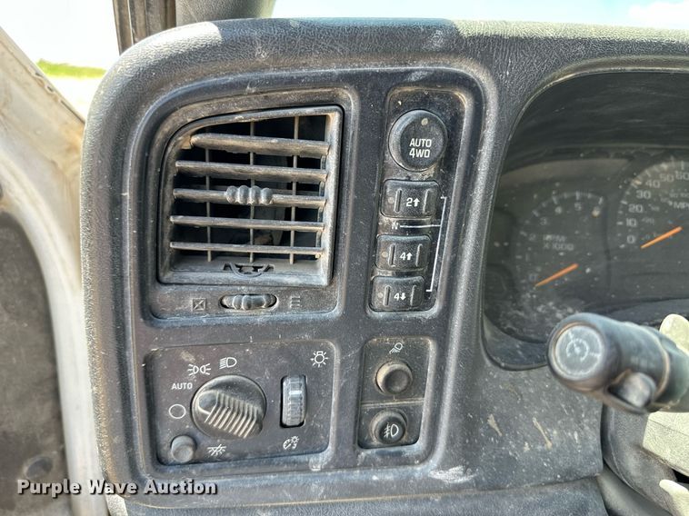 image for item NY9042 2004 GMC Sierra 1500  Ext. Cab pickup truck