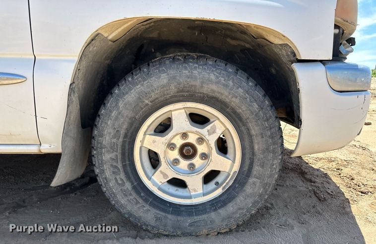 image for item NY9042 2004 GMC Sierra 1500  Ext. Cab pickup truck