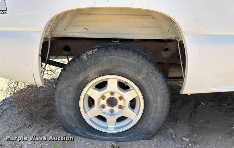 image for item NY9042 2004 GMC Sierra 1500  Ext. Cab pickup truck