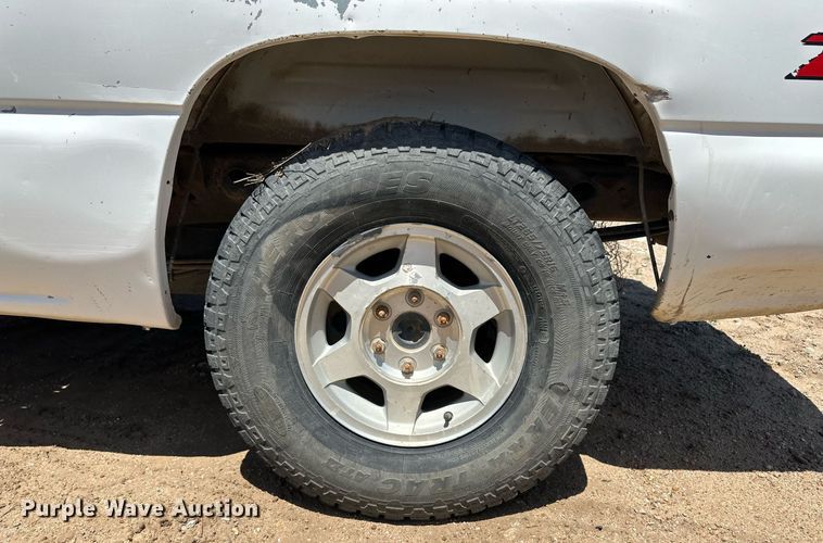 image for item NY9042 2004 GMC Sierra 1500  Ext. Cab pickup truck