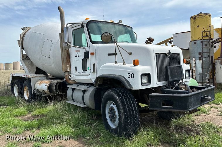 image for item NY9051 2001 International 5500i  ready mix truck