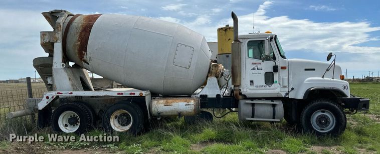 image for item NY9051 2001 International 5500i  ready mix truck