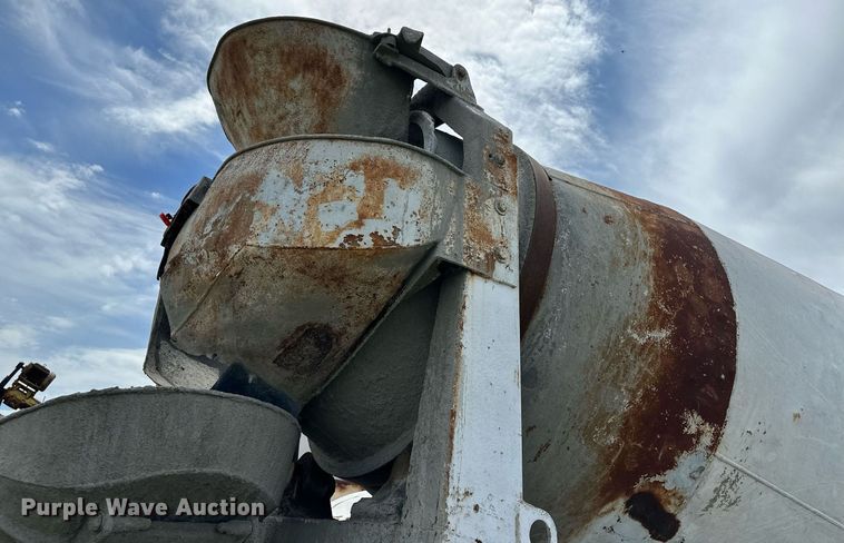 image for item NY9051 2001 International 5500i  ready mix truck