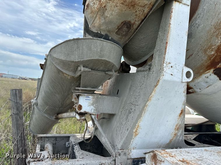 image for item NY9051 2001 International 5500i  ready mix truck