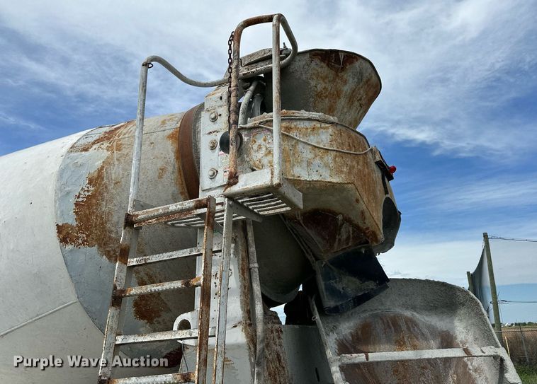 image for item NY9051 2001 International 5500i  ready mix truck