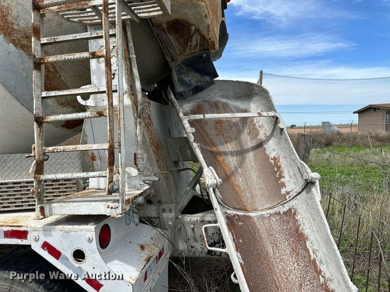 image for item NY9051 2001 International 5500i  ready mix truck