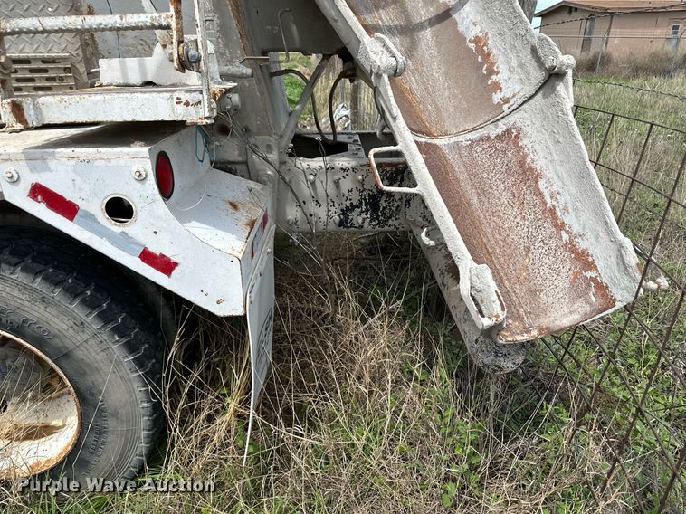 image for item NY9051 2001 International 5500i  ready mix truck