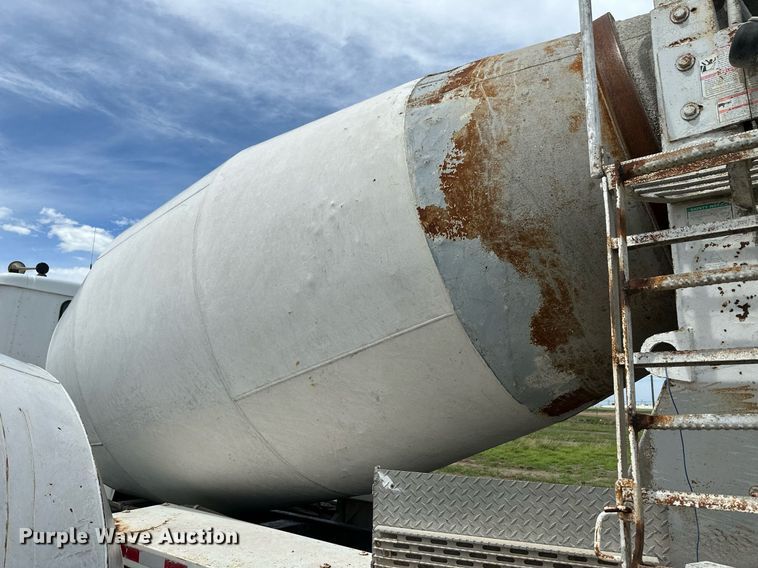 image for item NY9051 2001 International 5500i  ready mix truck