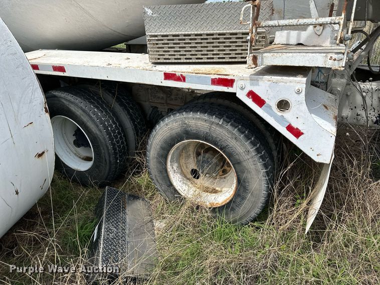 image for item NY9051 2001 International 5500i  ready mix truck