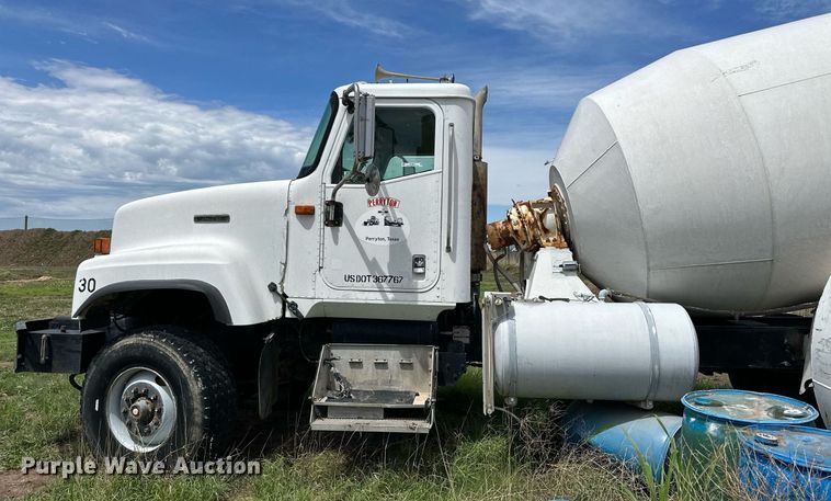 image for item NY9051 2001 International 5500i  ready mix truck