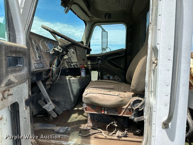 image for item NY9051 2001 International 5500i  ready mix truck