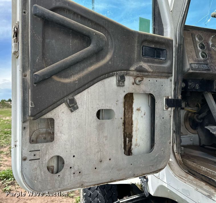 image for item NY9051 2001 International 5500i  ready mix truck