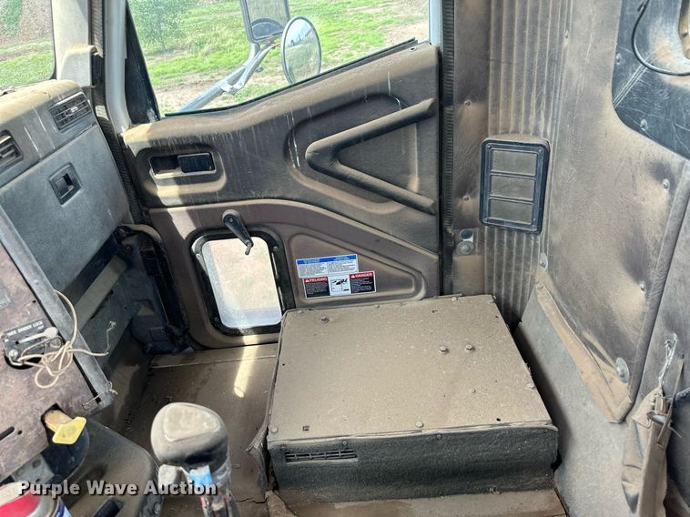 image for item NY9051 2001 International 5500i  ready mix truck