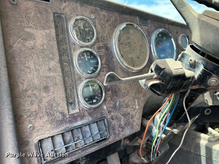 image for item NY9051 2001 International 5500i  ready mix truck