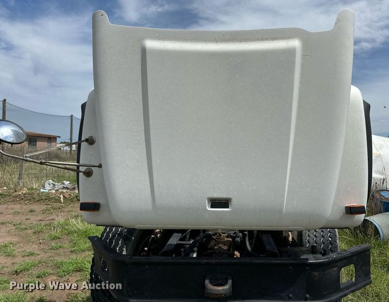 image for item NY9051 2001 International 5500i  ready mix truck