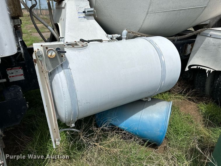 image for item NY9051 2001 International 5500i  ready mix truck