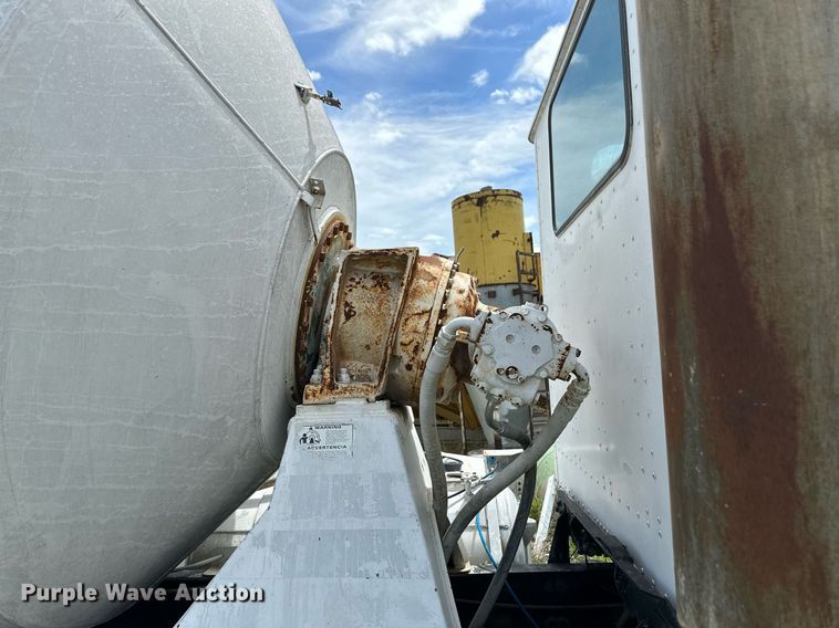 image for item NY9051 2001 International 5500i  ready mix truck