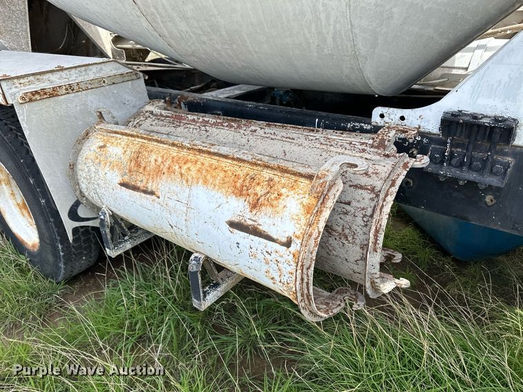 image for item NY9051 2001 International 5500i  ready mix truck