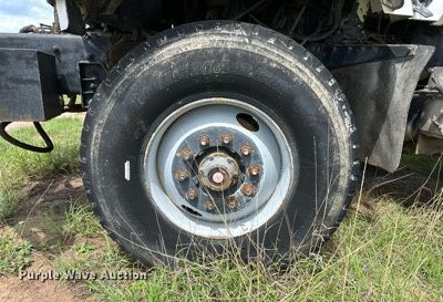 image for item NY9051 2001 International 5500i  ready mix truck